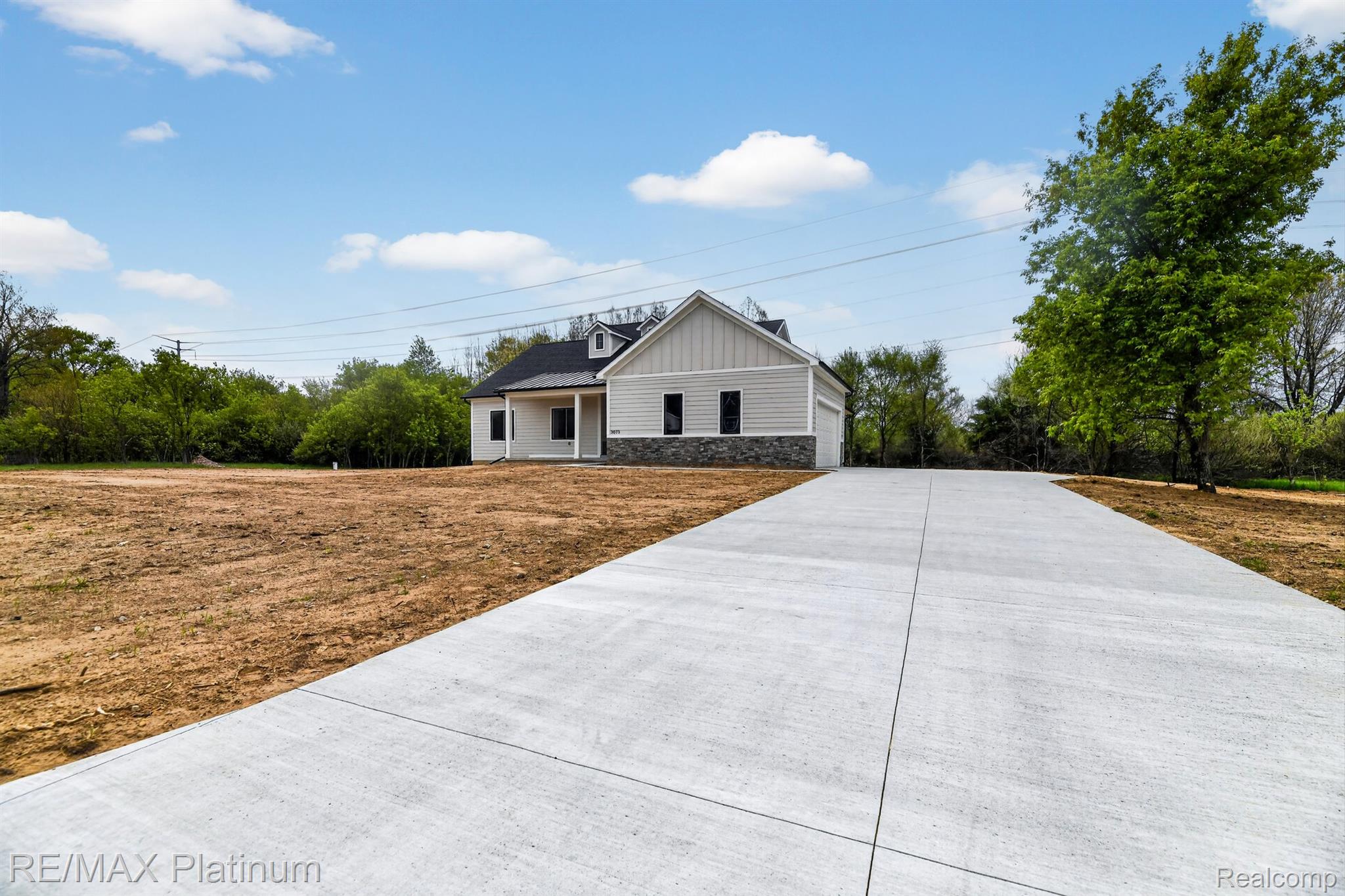 Driveway and front approach at 3073 Gecko Trail